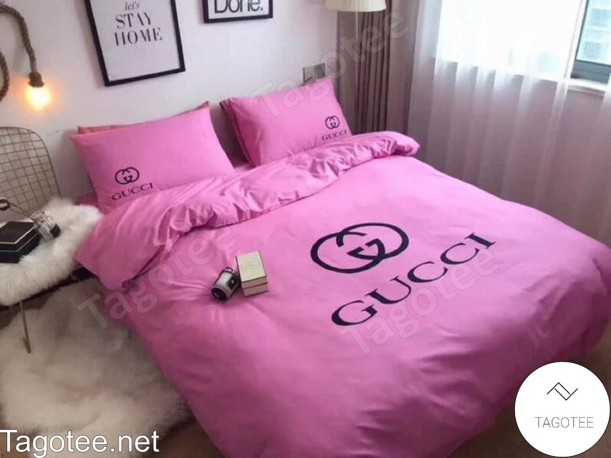 Gucci Black Brand Name And Logo Printed On Pink Bedding Set